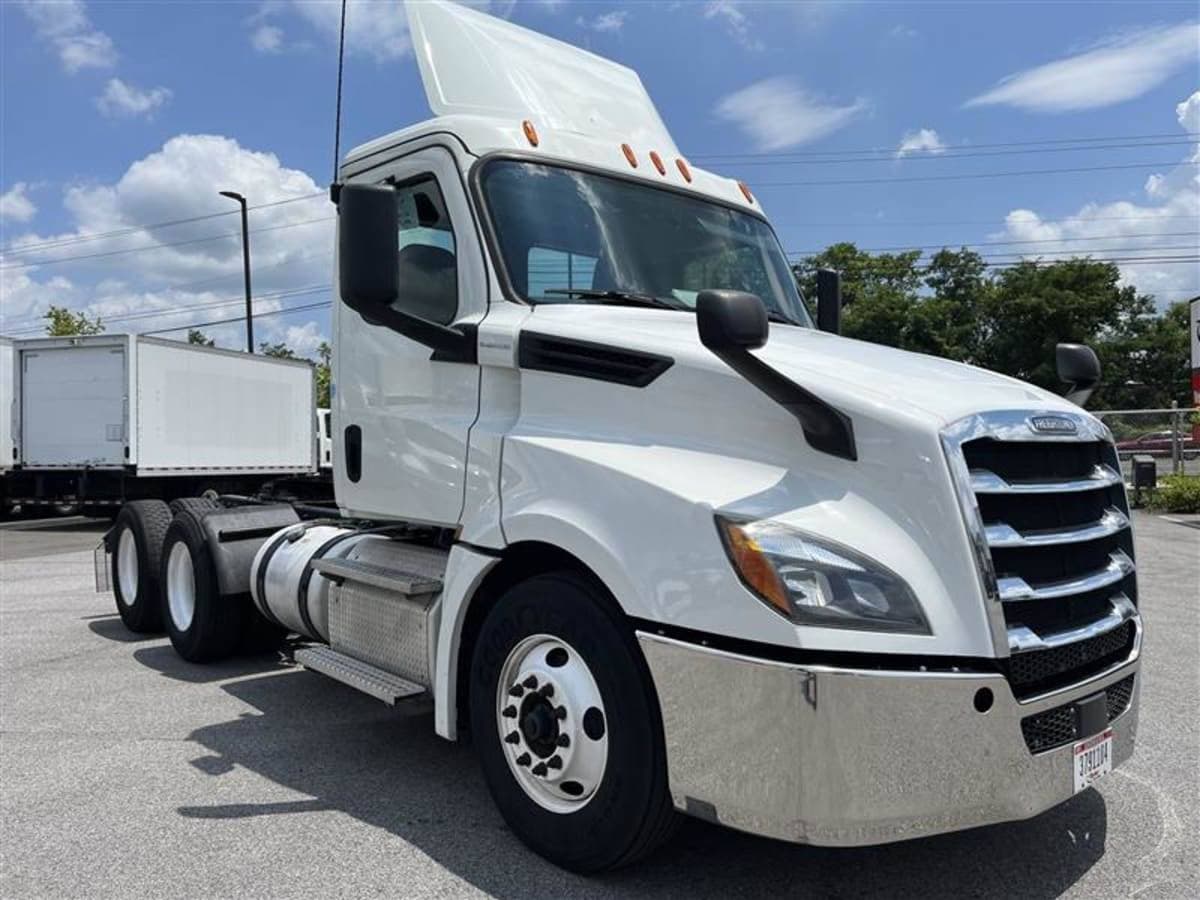 2019 Freightliner Cascadia 126 Day Cab Truck - 450HP, 12 Speed Automatic image 3