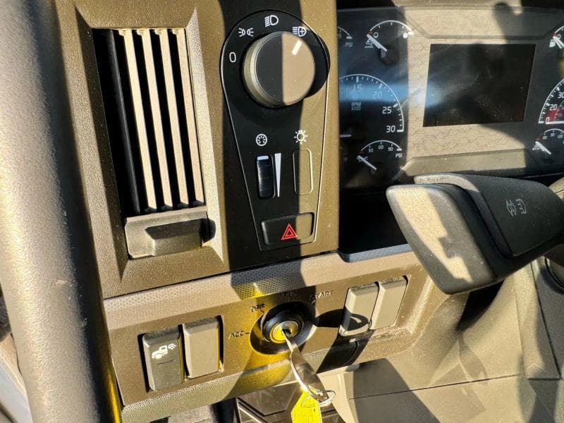 2020 Volvo VNL image 19