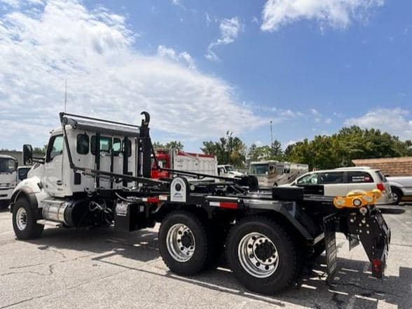 2024 Kenworth T880 image 2