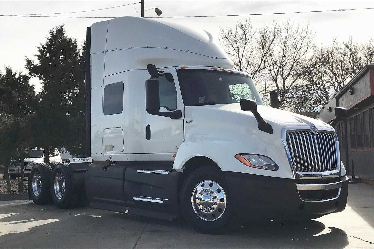 2021 International LT625 image 2