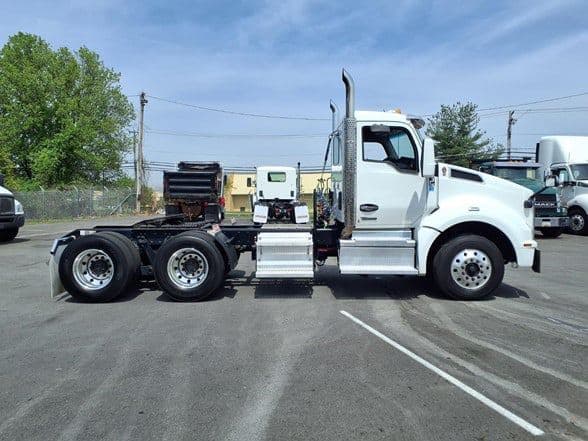 2023 Kenworth T880 image 2