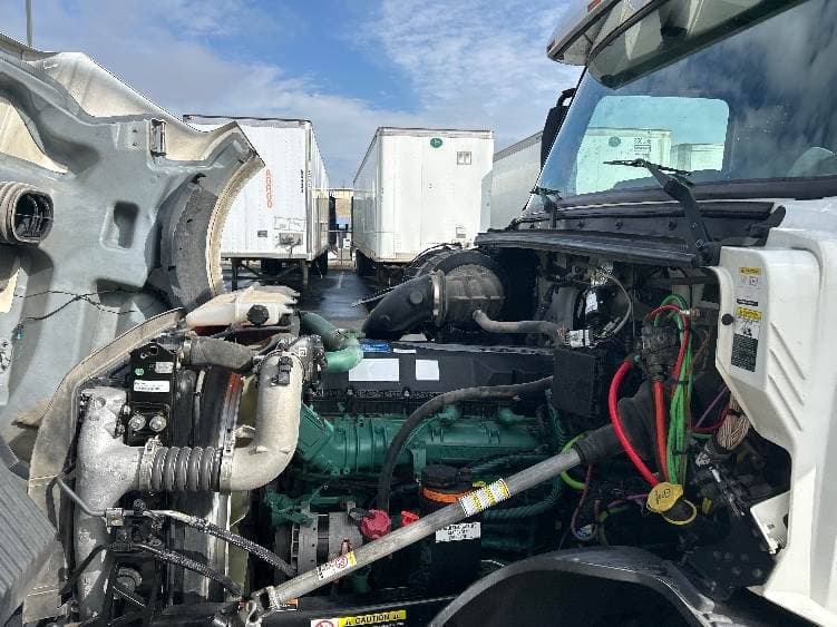 2022 Volvo VNL image 12
