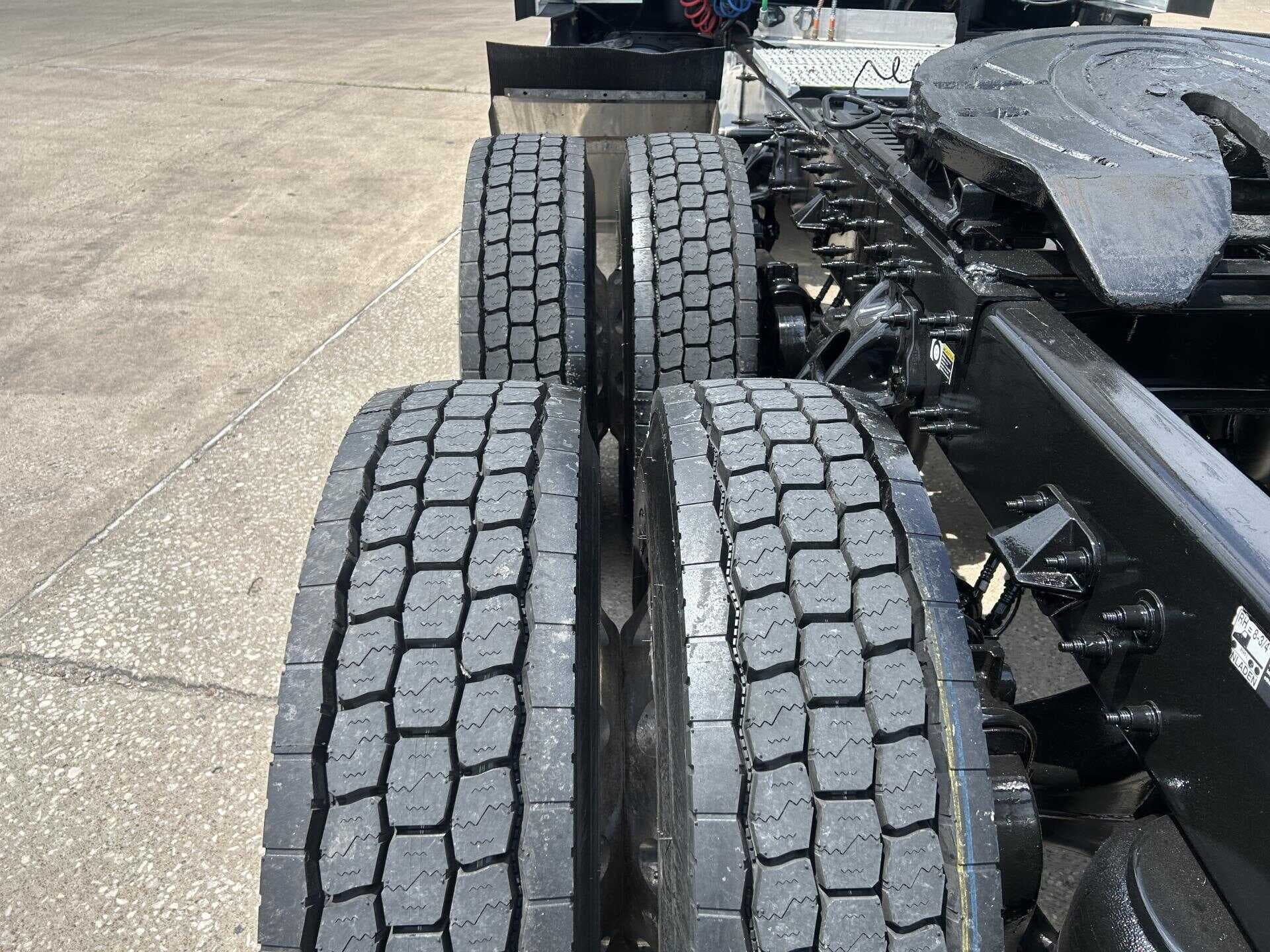 2020 Peterbilt 579 image 8