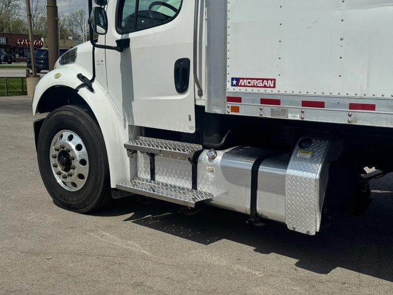 2017 Freightliner M2 106 image 9