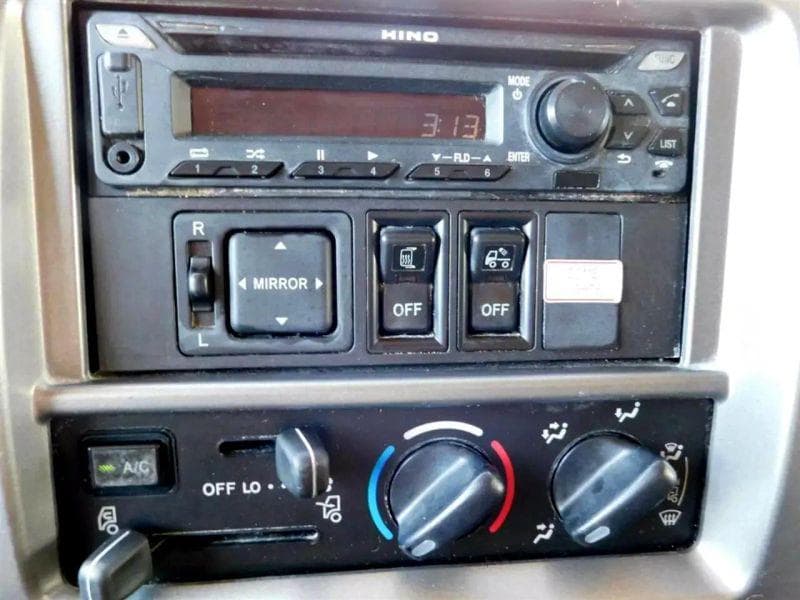 2018 Hino 338 image 21