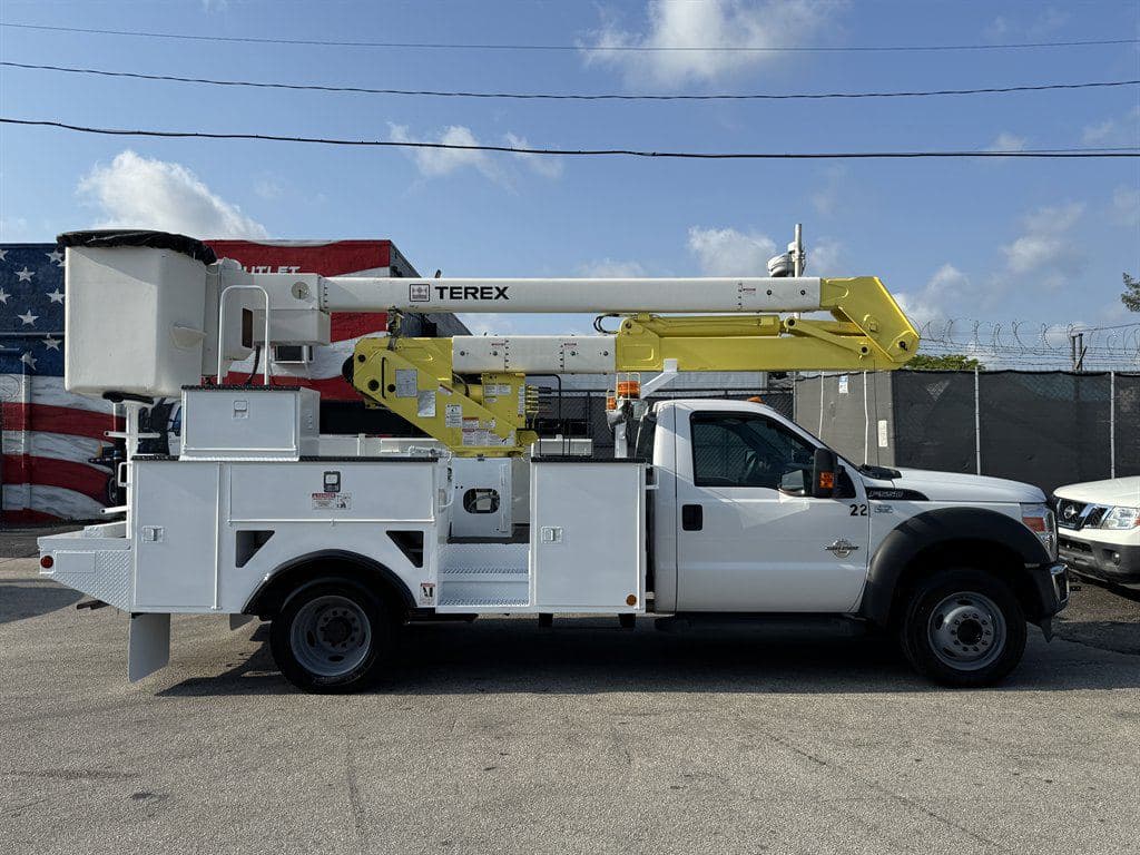 2016 Ford F550 image 14