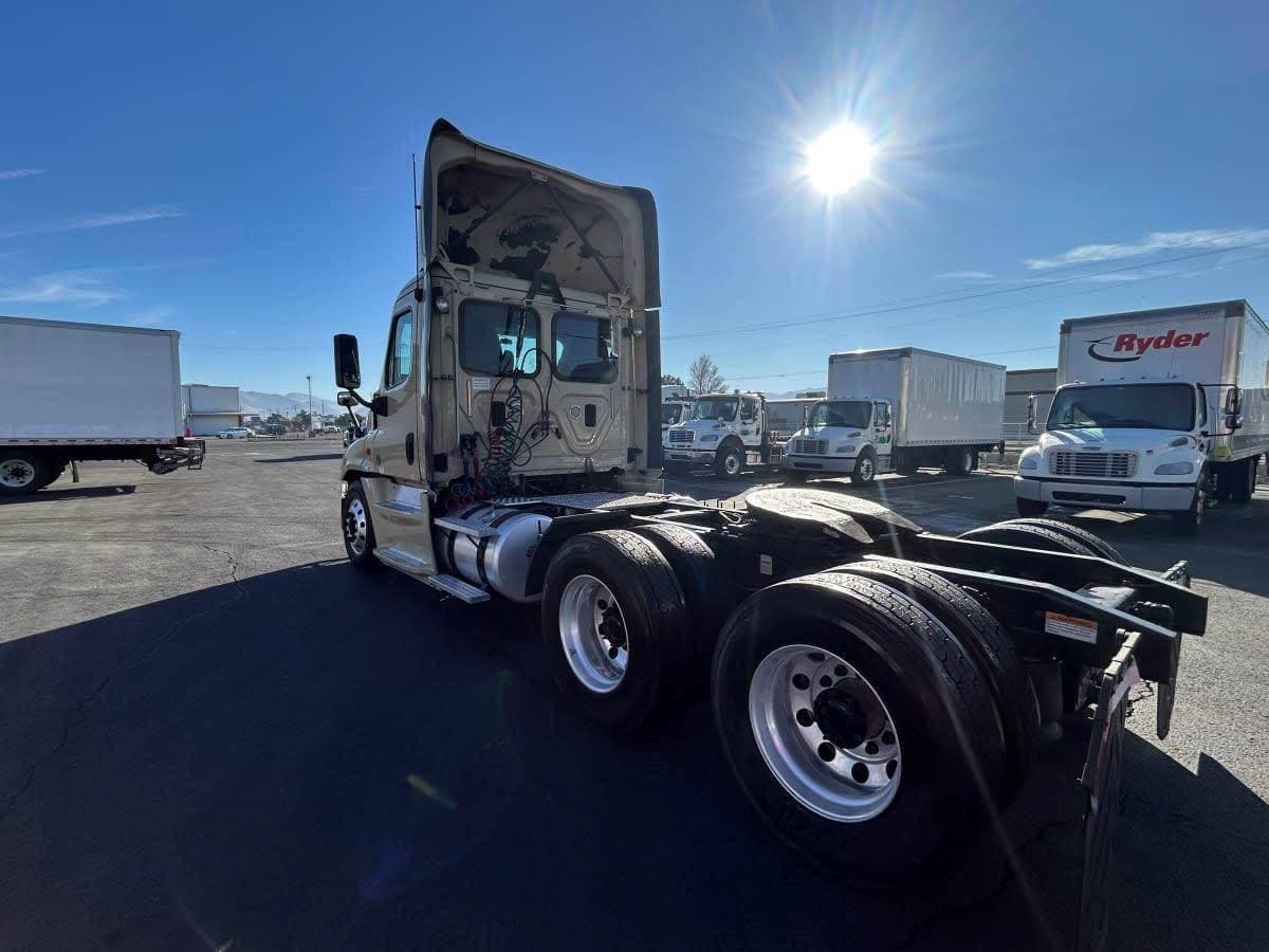 2016 Freightliner Cascadia 125 Day Cab Truck - 475HP, 12 Speed Automatic image 6