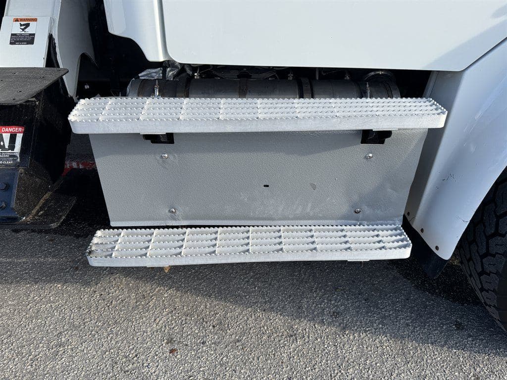 2016 Freightliner M2 106 image 19