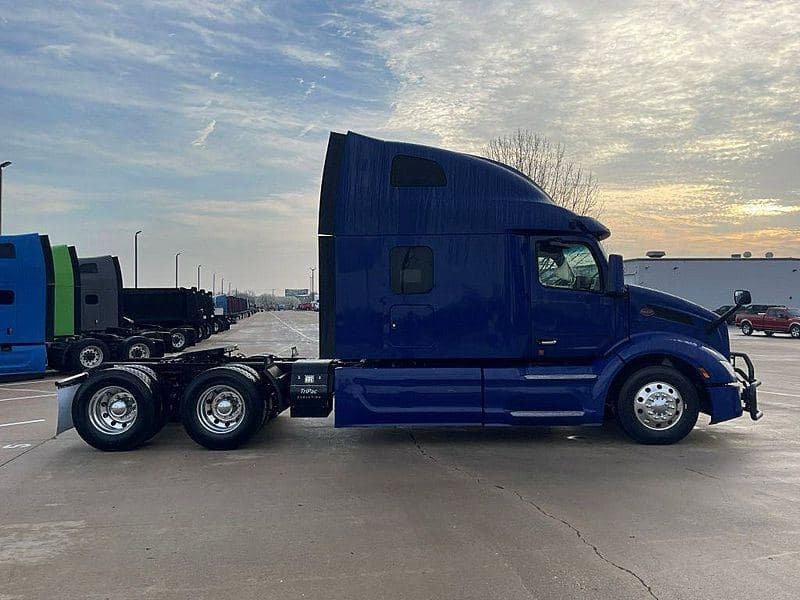 2023 Peterbilt 579 image 3