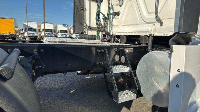 2021 Freightliner Cascadia image 18