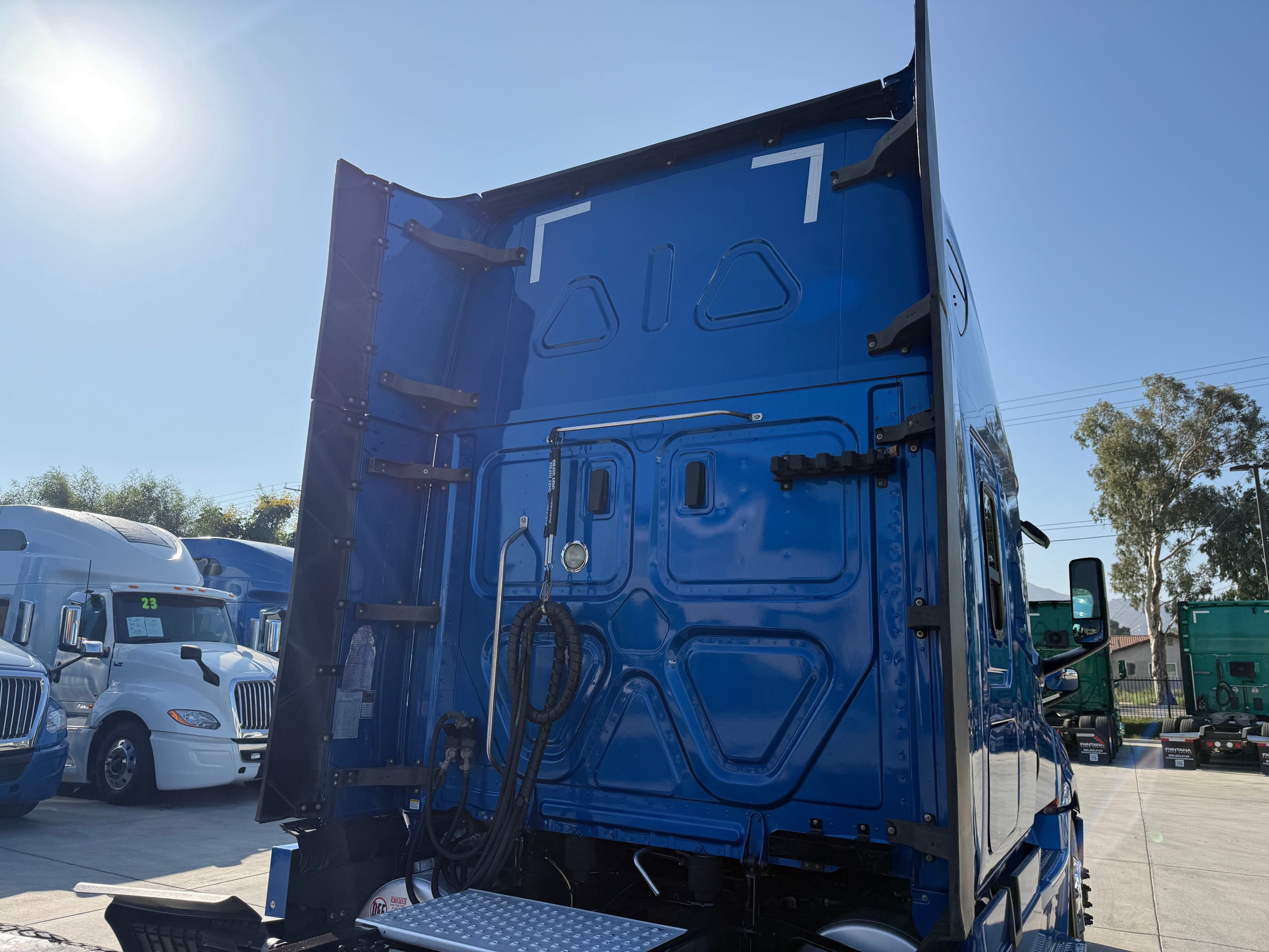 2020 Freightliner Cascadia 126 image 13