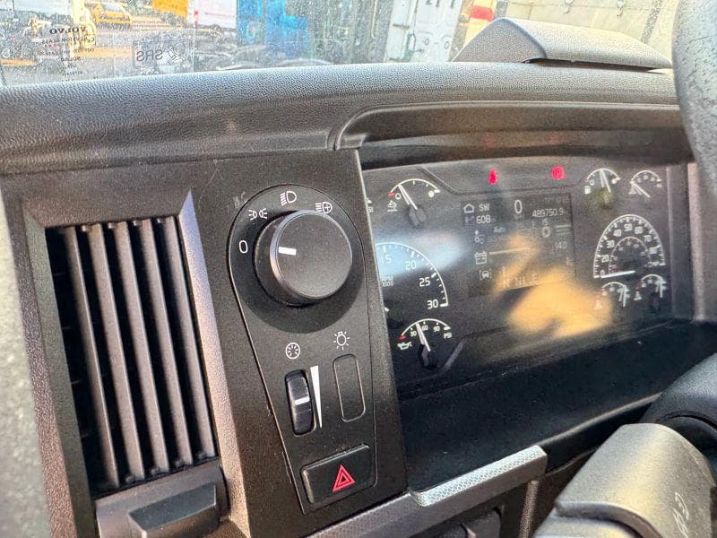 2020 Volvo VNL image 25