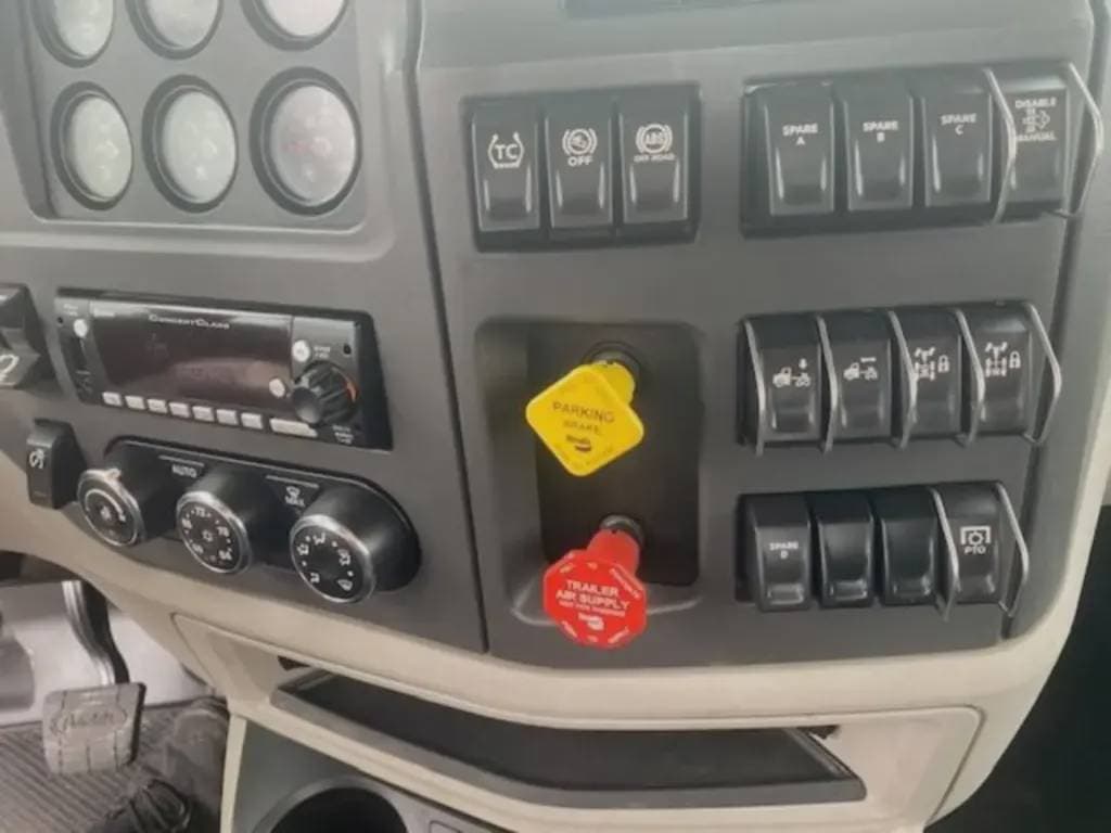 2023 Peterbilt 567 image 7