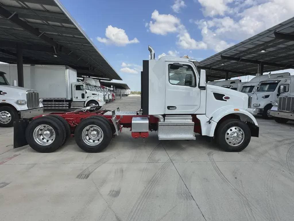 2022 Peterbilt 567 image 2