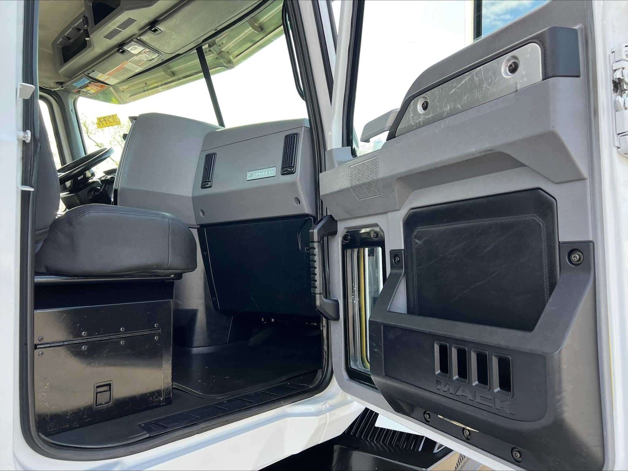 Used 2021 MACK ANTHEM 64T Conventional - Day Cab  image 8