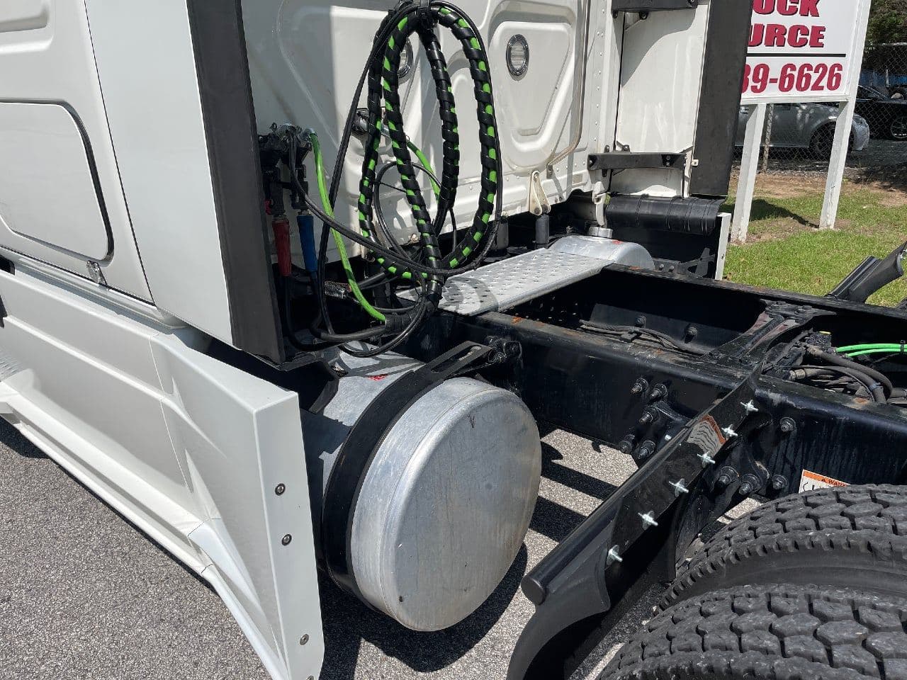 2020 Freightliner Cascadia 126 image 10