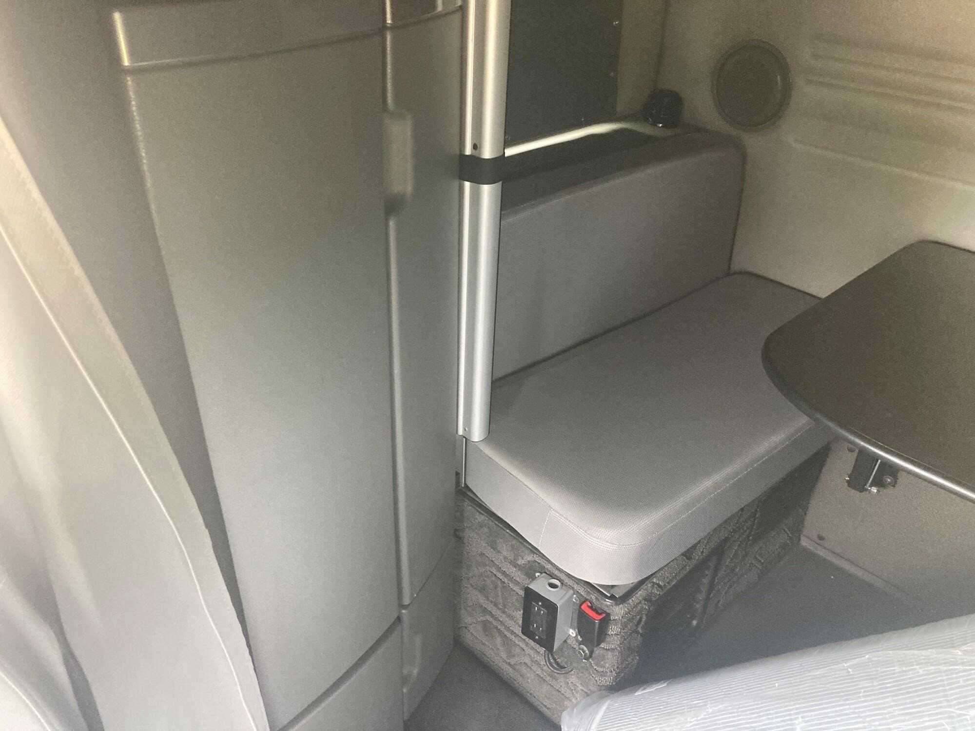 2022 Volvo VNL image 5