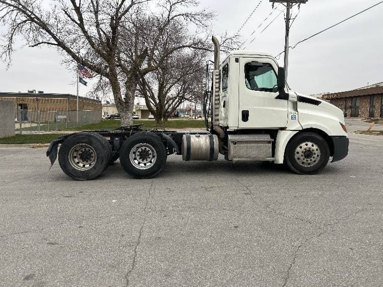 2019 Freightliner Cascadia 126 Day Cab Truck - 450HP, 12 Speed Automatic image 8