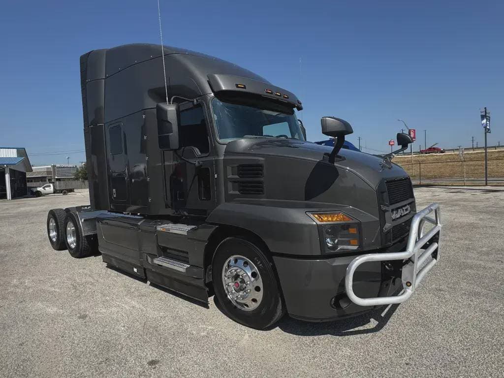 Used 2021 MACK Conventional - Sleeper Truck image 4