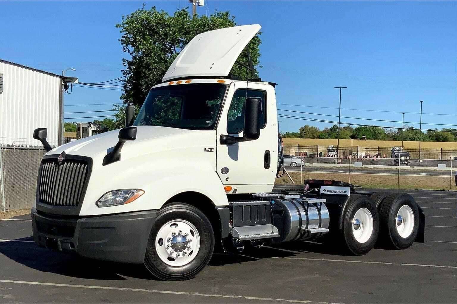 2021 International LT625 image 2