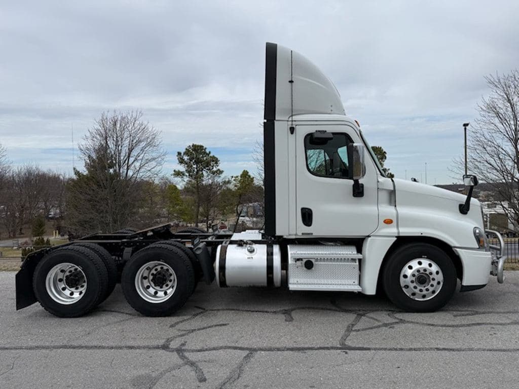 Used 2019 FREIGHTLINER CA12564DC image 22