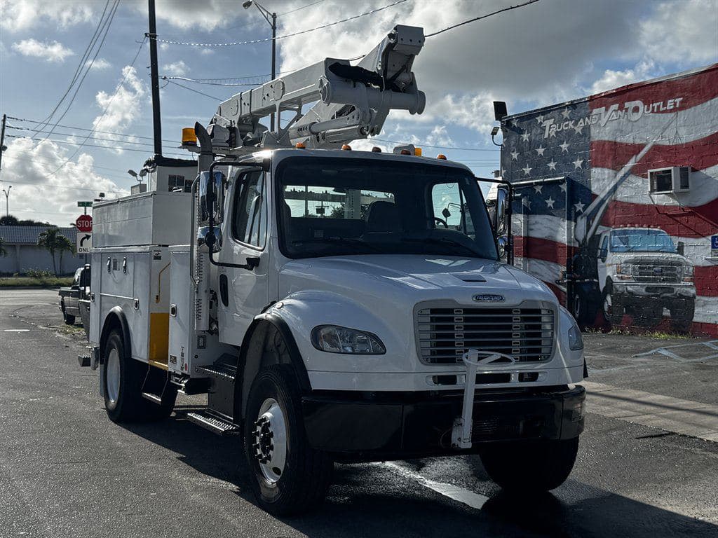 2017 Freightliner M2-106 image 1
