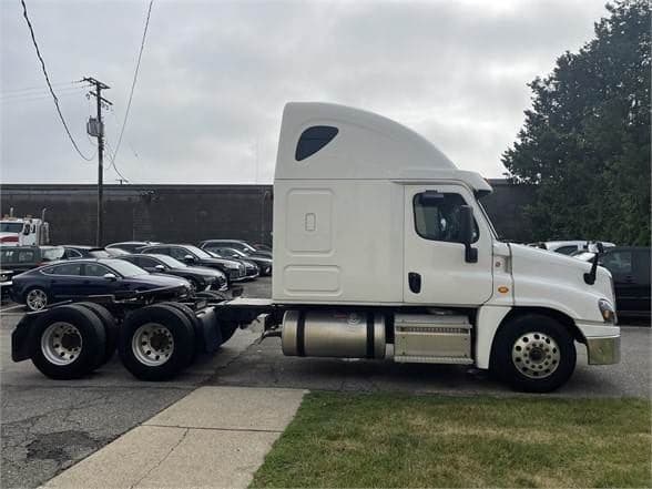 2016 Freightliner Cascadia image 4
