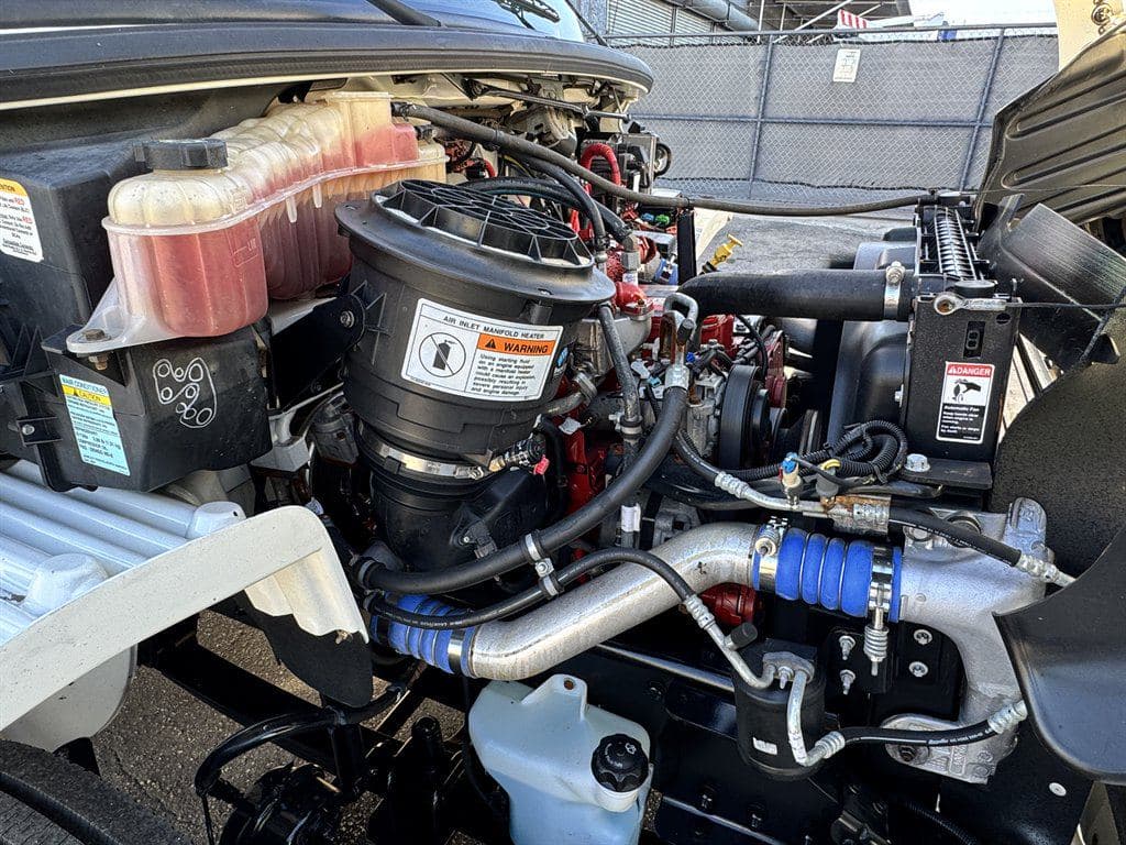 2015 Freightliner M2 106 image 38