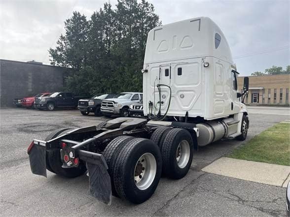 2016 Freightliner Cascadia image 8