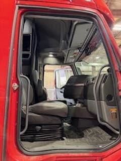 2023 Volvo VNL64T760 image 10