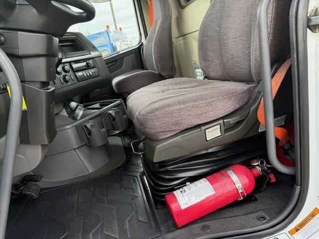 2020 Volvo VNR image 11