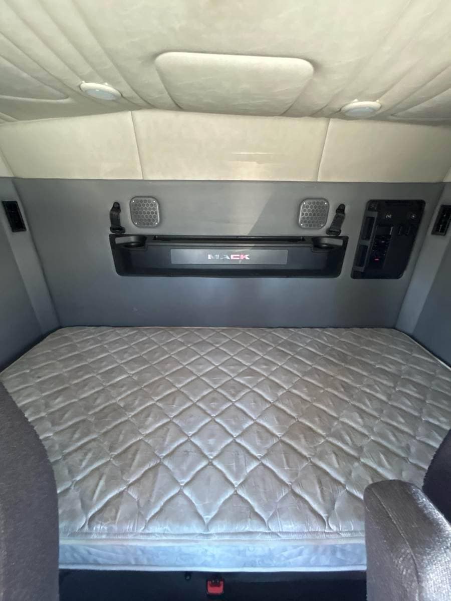 2020 Mack Anthem 64T Sleeper Semi Truck - 72" Flat Top Sleeper, 445HP, 12 Speed Automatic image 8