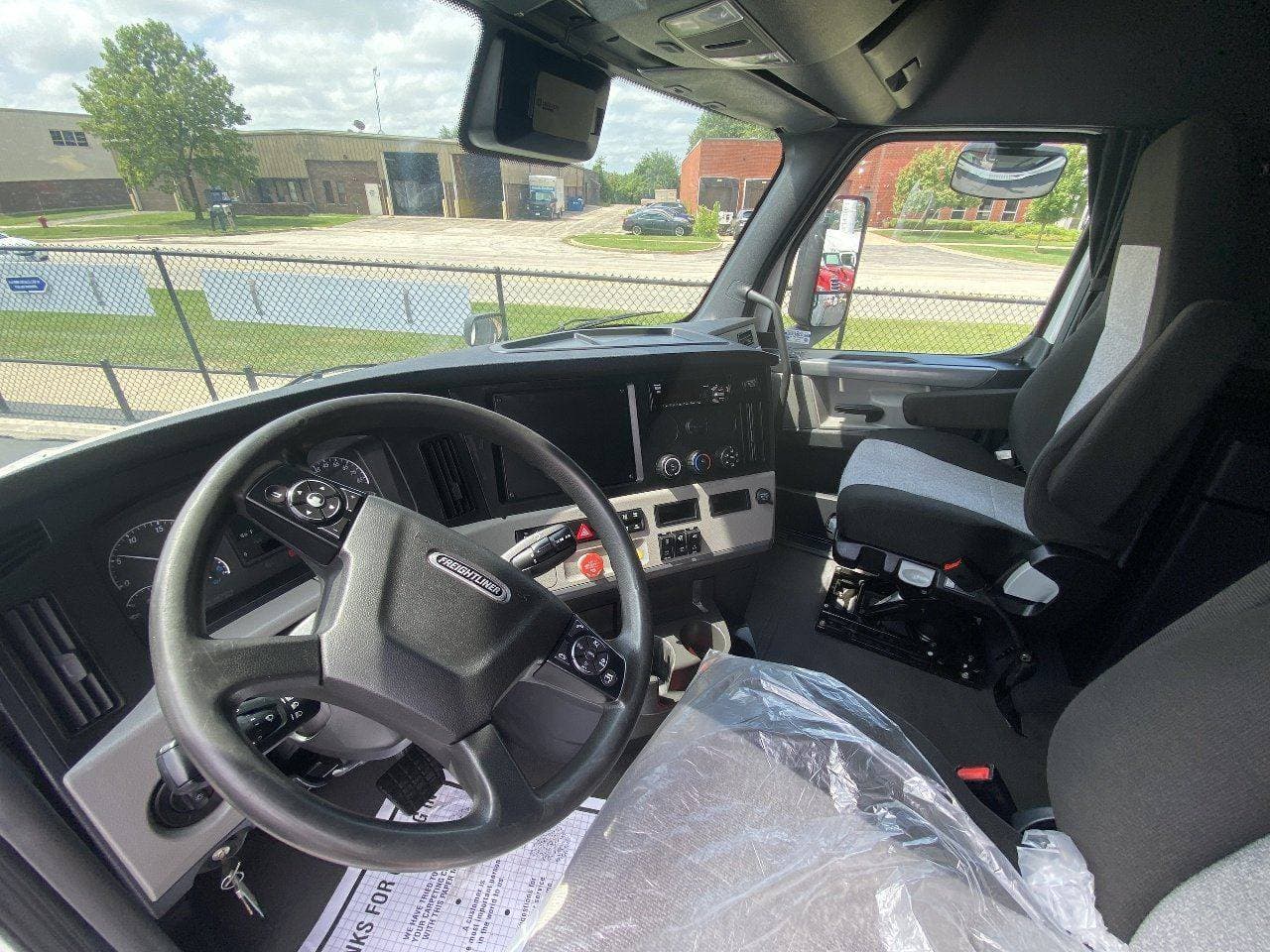 2020 FREIGHTLINER Cascadia CA126 Tandem Axle Sleeper image 9