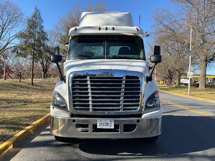 Used 2017 FREIGHTLINER Conventional - Day Cab, Tractor - CASCADIA 113 For Sale image 2