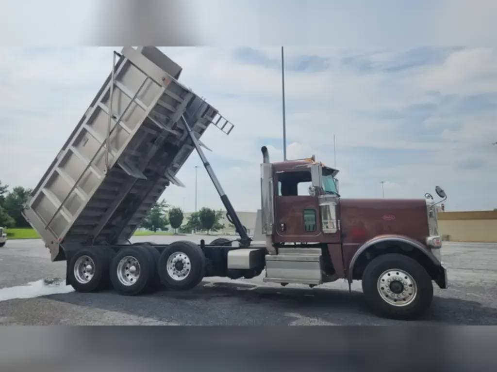 2023 Peterbilt 389 image 6