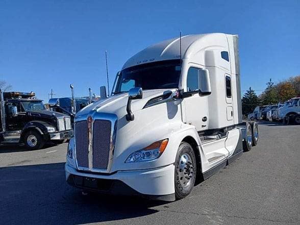 2025 Kenworth T680 image 1