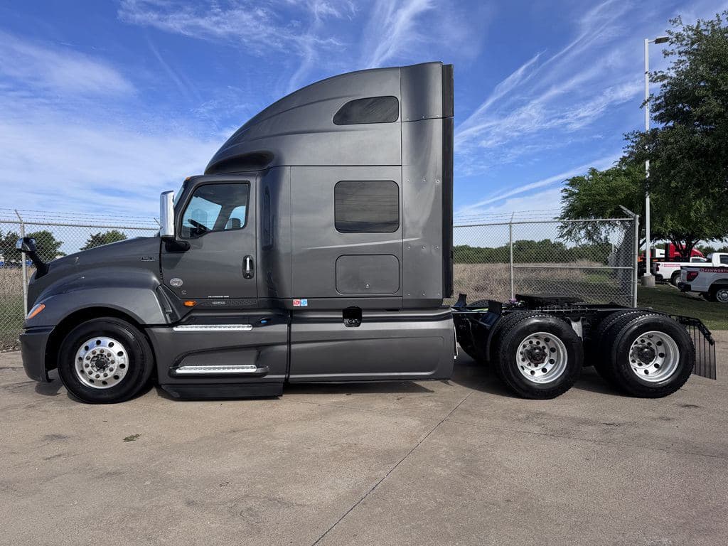 Used 2021 INTERNATIONAL LT625 image 9