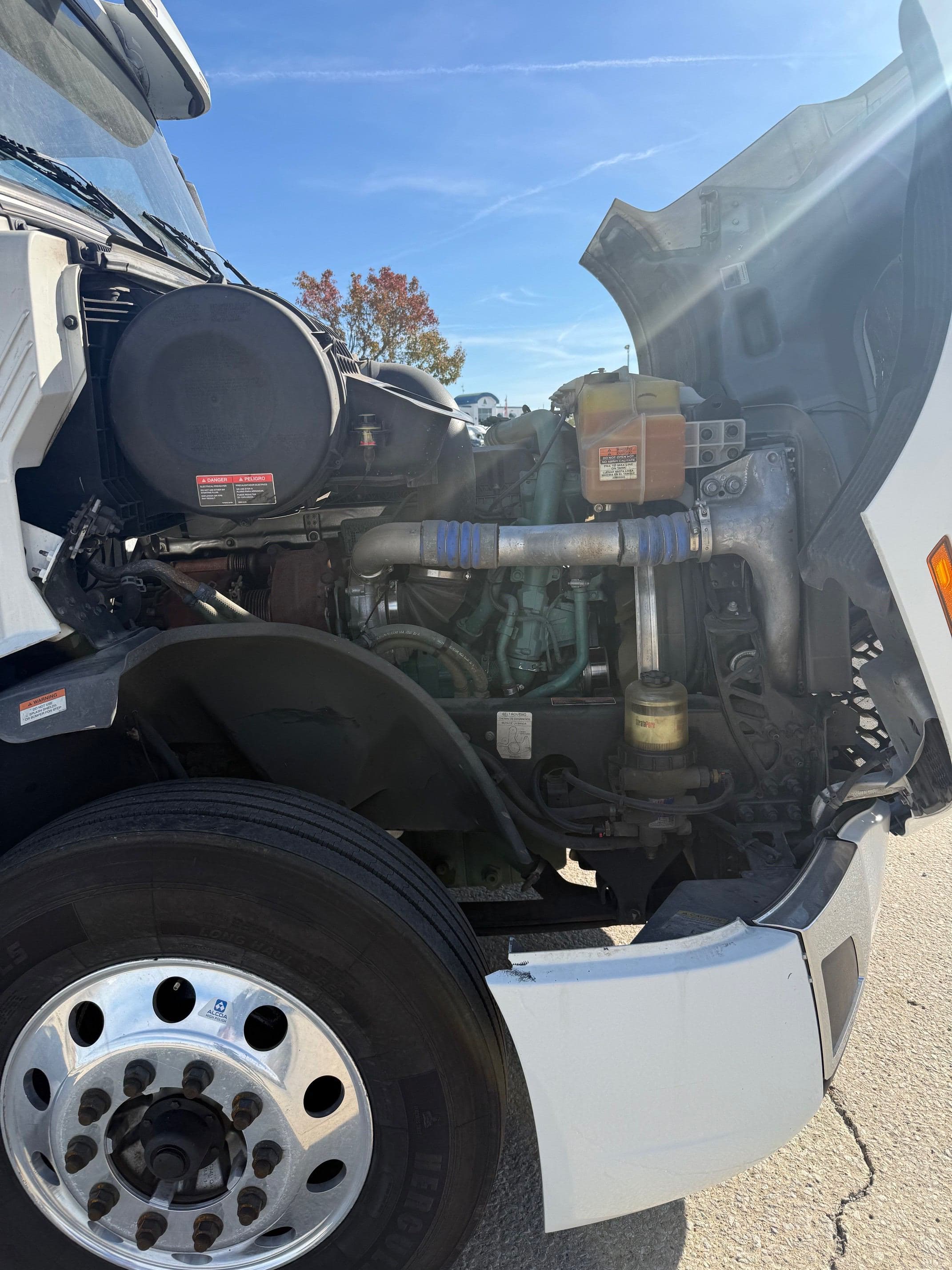 2023 Volvo VNL image 11