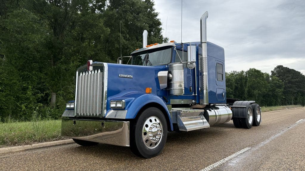 Used 2023 KENWORTH W900L image 2