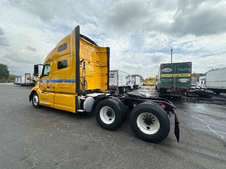 2022 Volvo VNL image 4