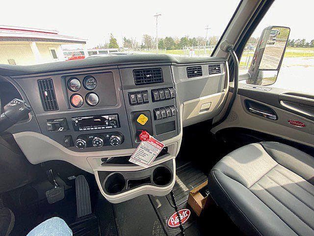 2027 Peterbilt 579 image 7