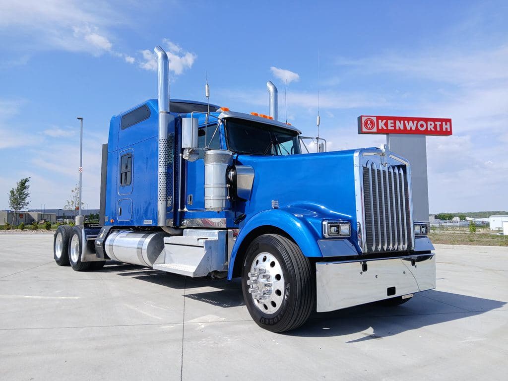 Used 2023 KENWORTH W900L image 1