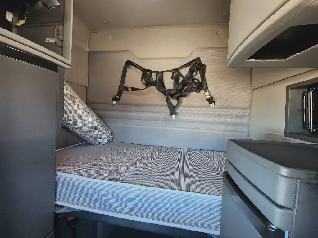 2022 Volvo VNR image 5