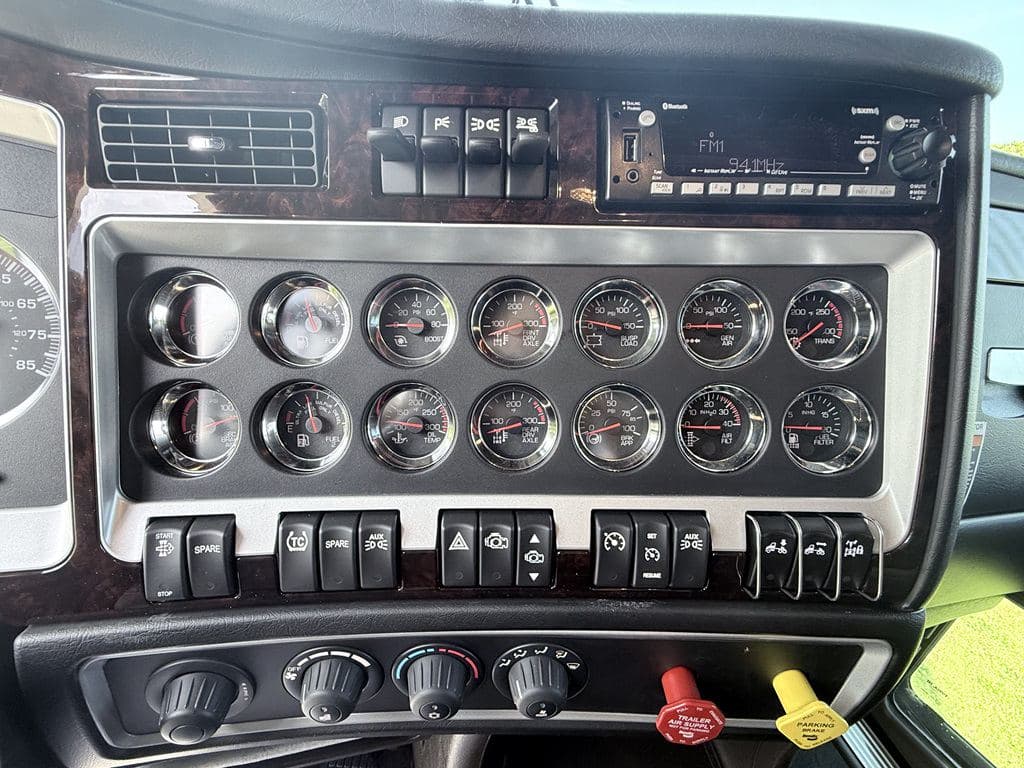 New 2027 KENWORTH W900L image 20