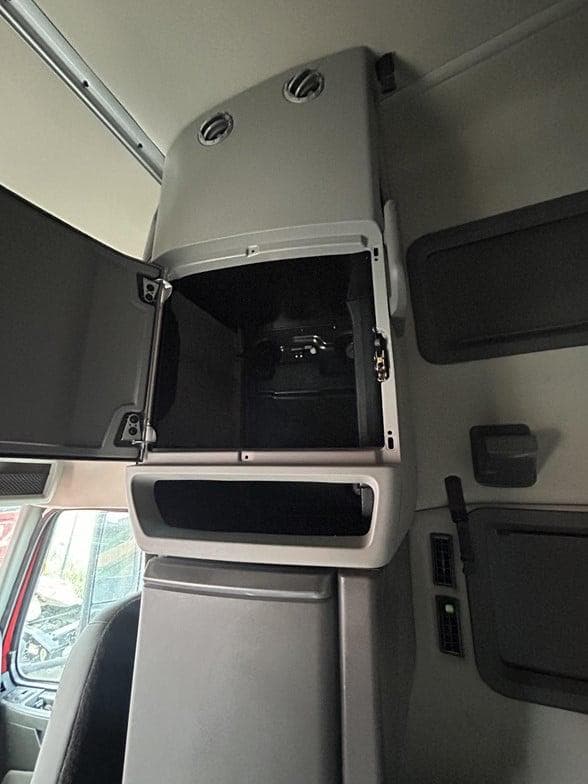 2023 Volvo VNL64T760 image 13