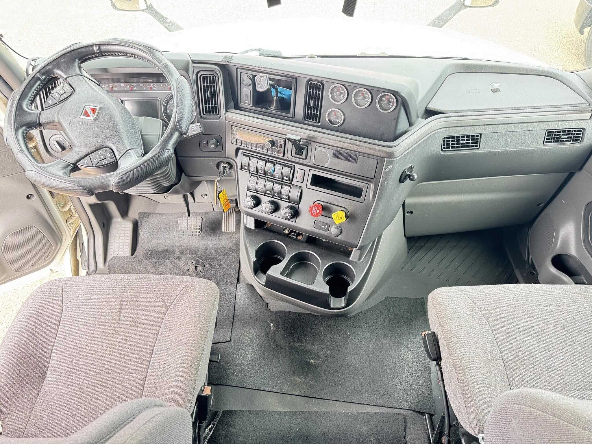 2023 International LT625 image 4