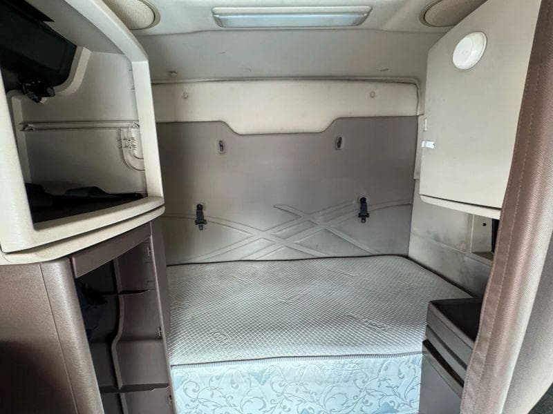 2012 Volvo VNL image 75