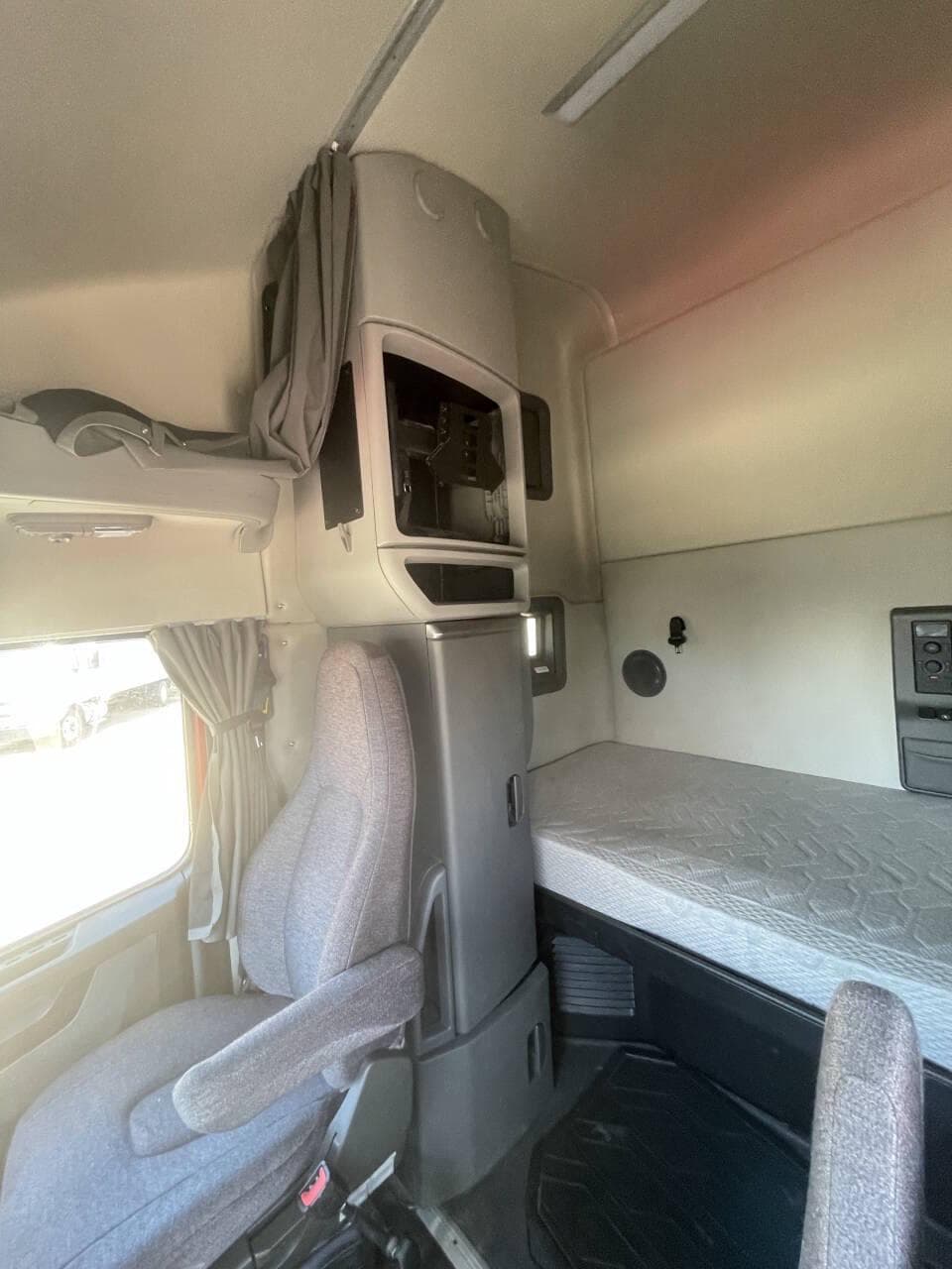 2022 Volvo VNL image 15