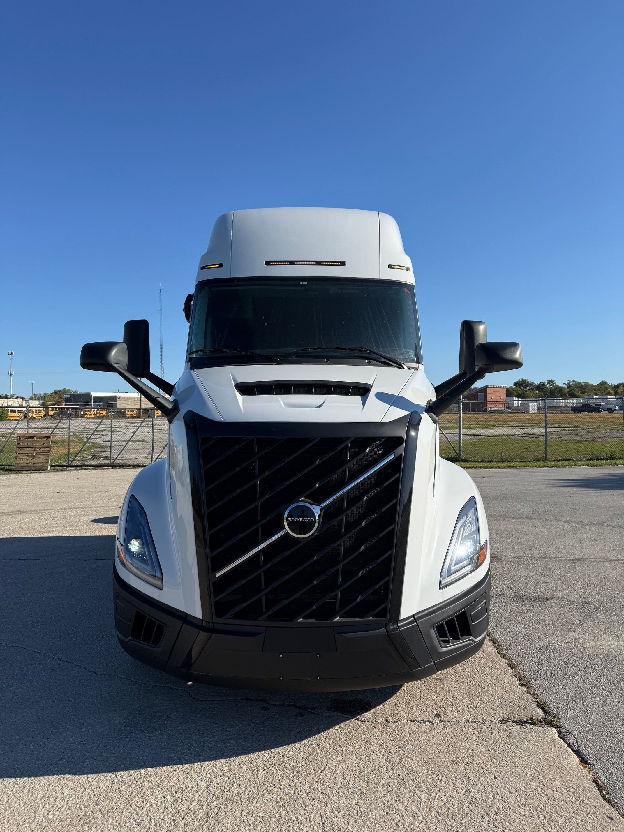 2026 Volvo VNL860 image 2