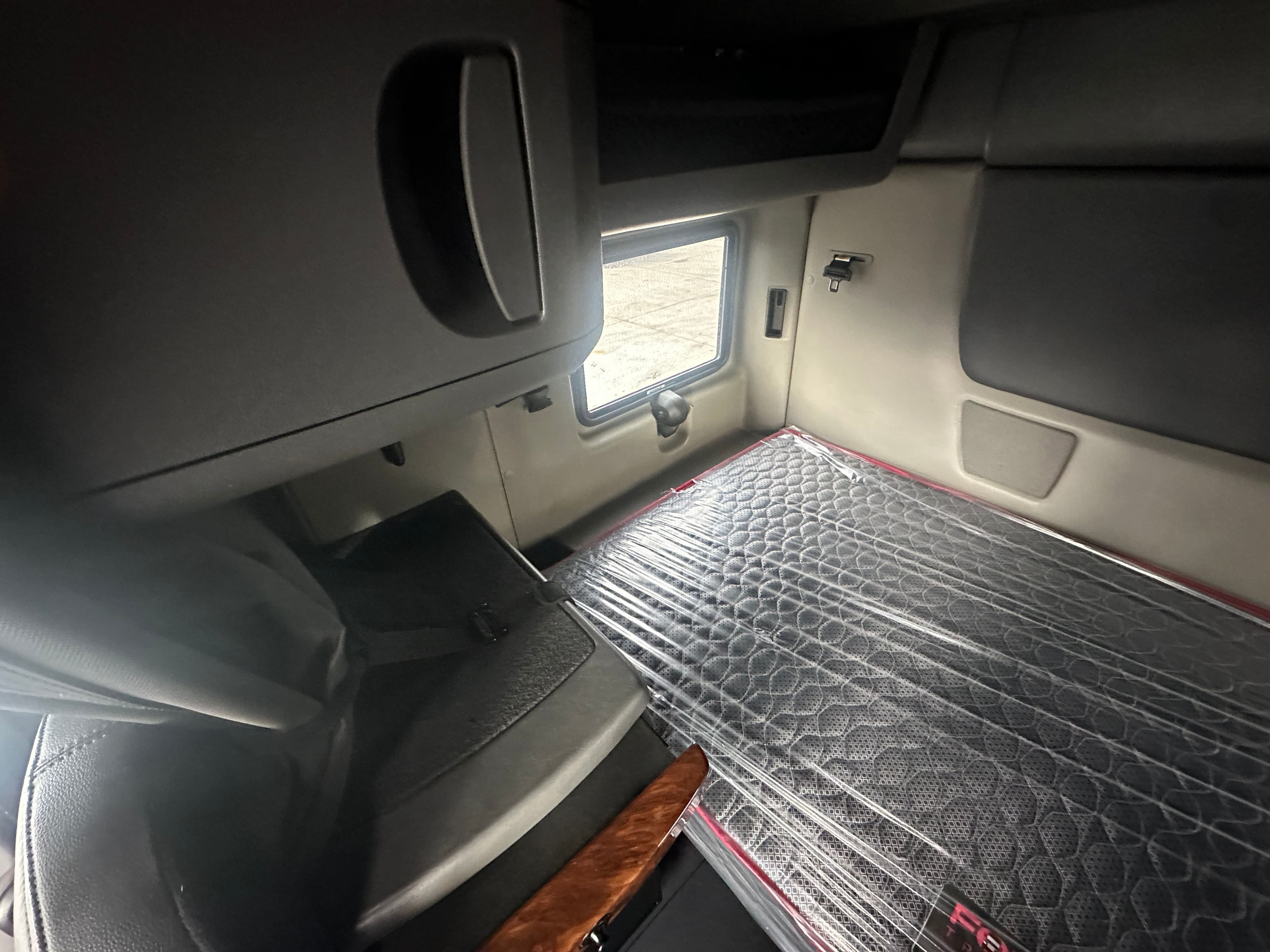 2022 International LT image 31